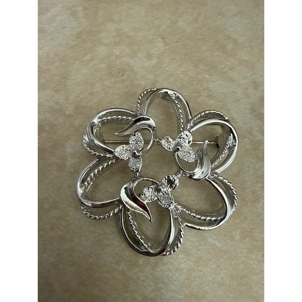 Sarah Coventry Vintage Silver Tone Openwork Floral Wreath Brooch Pin